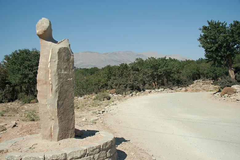 Stone pointer at the branch to Agios Yakinthos in Crete 